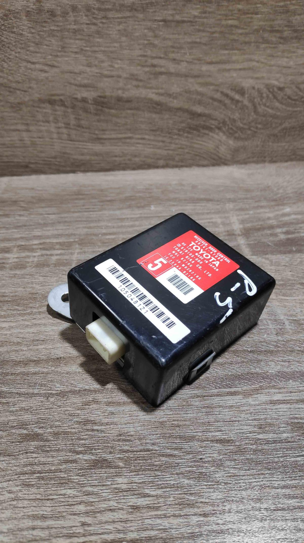 89741 47080 61b105 000  Door control unit/module Toyota Prius (XW20)