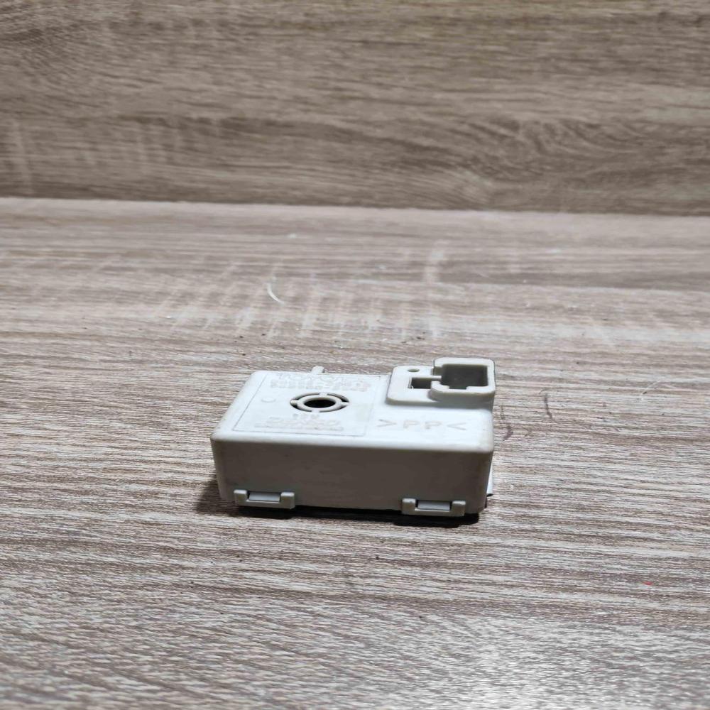 86652 20010 Skid  Other relay Toyota Prius (XW20)