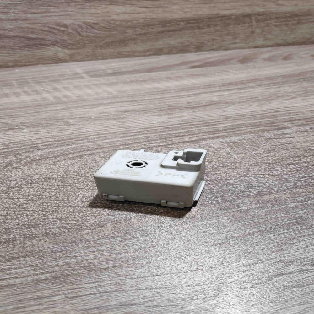 86652 20010 068900 3540 Skid Other relay Toyota Prius (XW20)