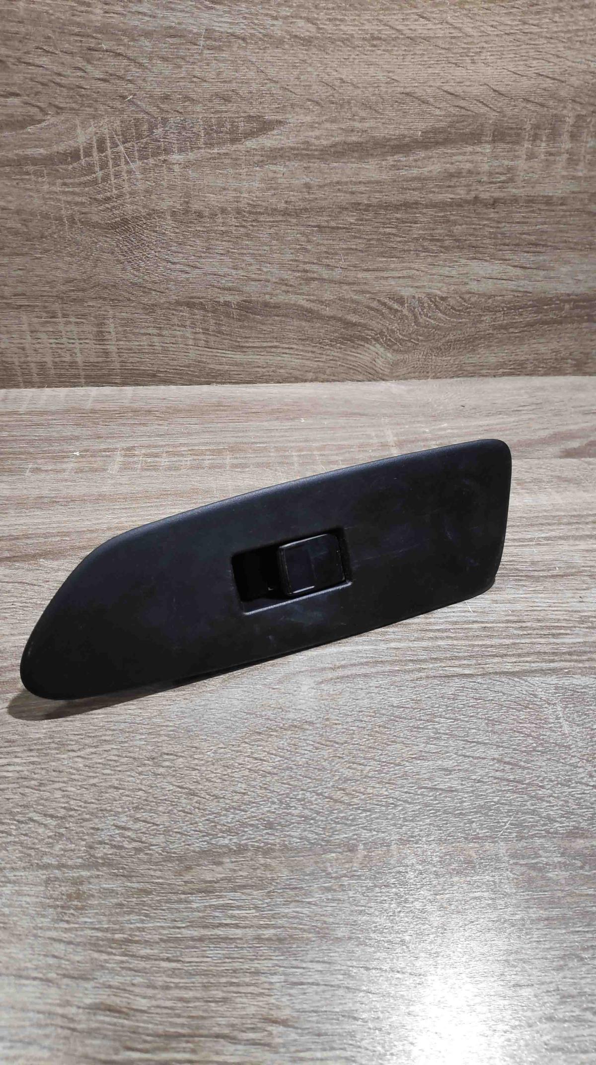 74232 02560   Electric window control switch Toyota Auris 150