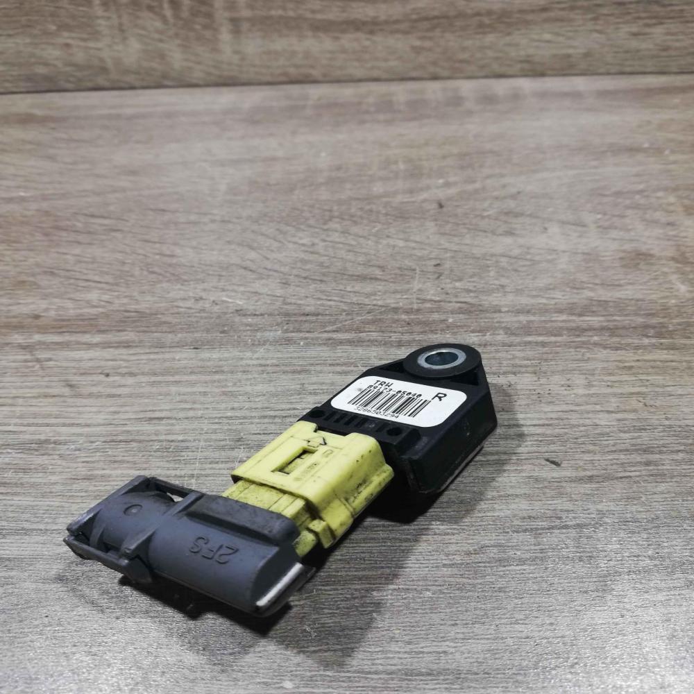 89173 05040   Airbag deployment crash/impact sensor Toyota Avensis T250