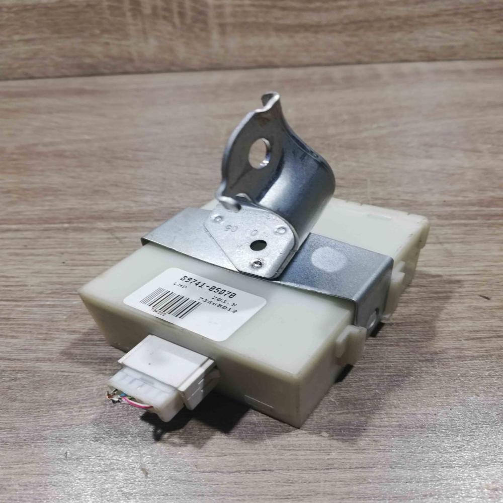 89741 05070 73668012  Door control unit/module Toyota Avensis T250