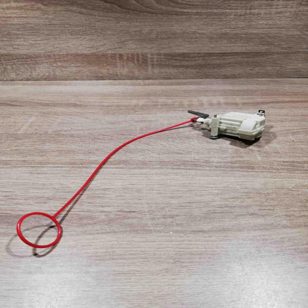 zs3469862 2s8862153  Fuel tank cap lock Audi A4 S4 B5 8D