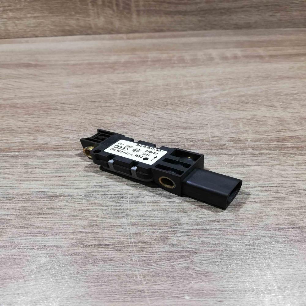 8e0959643a 290403  Airbag deployment crash/impact sensor Audi A6 S6 C6 4F