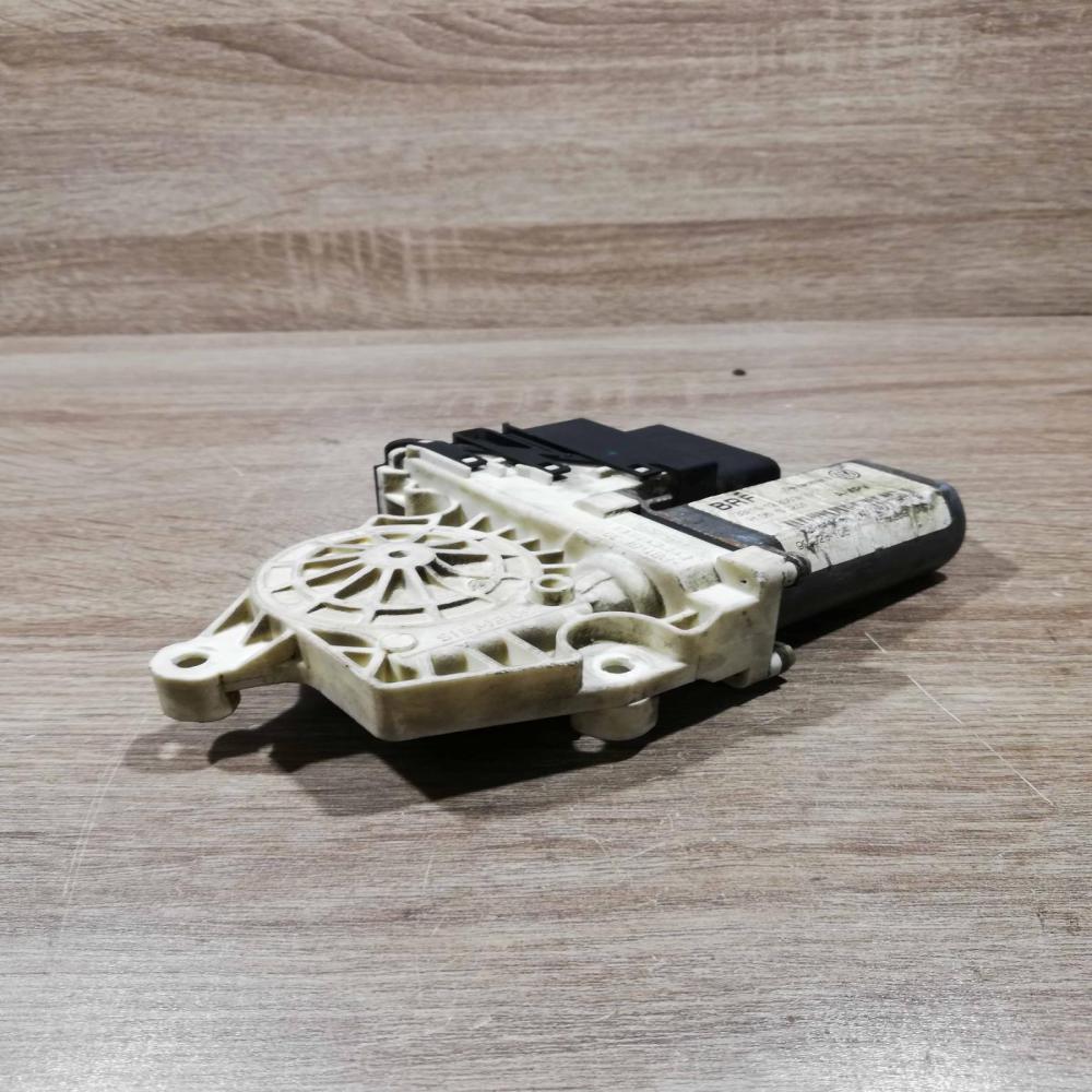 993424 100 f005s00154  Rear door window regulator motor Volkswagen Touran I