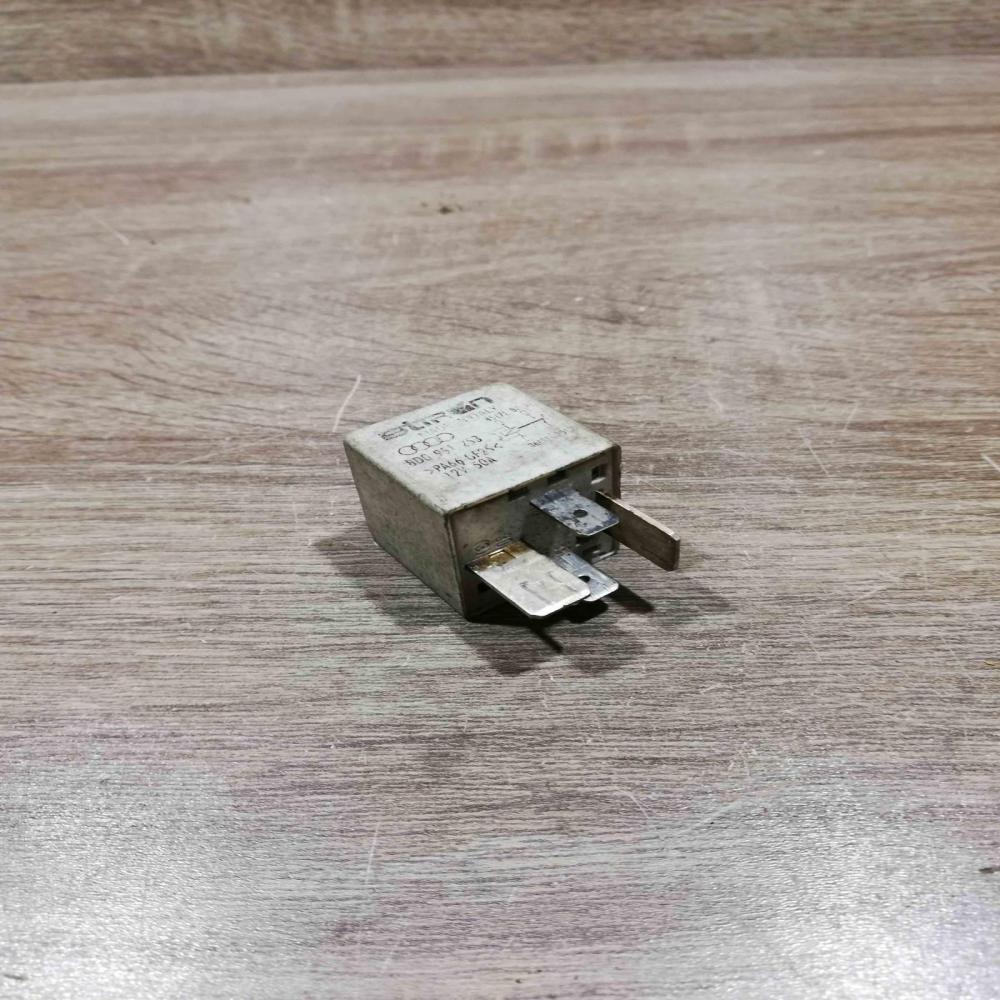 8d0951253 370  Other relay Audi A4 S4 B5 8D