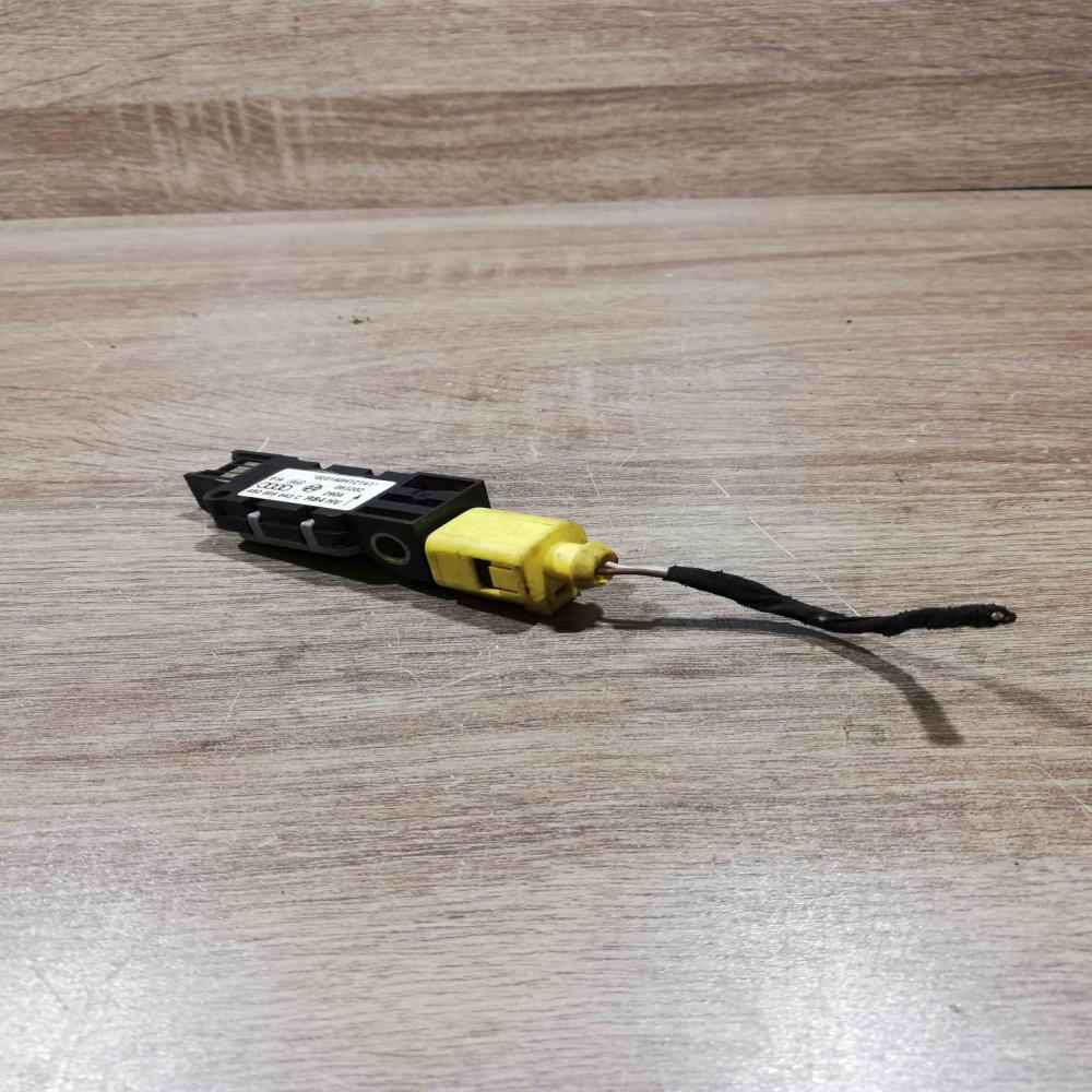 4b0959643c   Airbag deployment crash/impact sensor Volkswagen Touran I