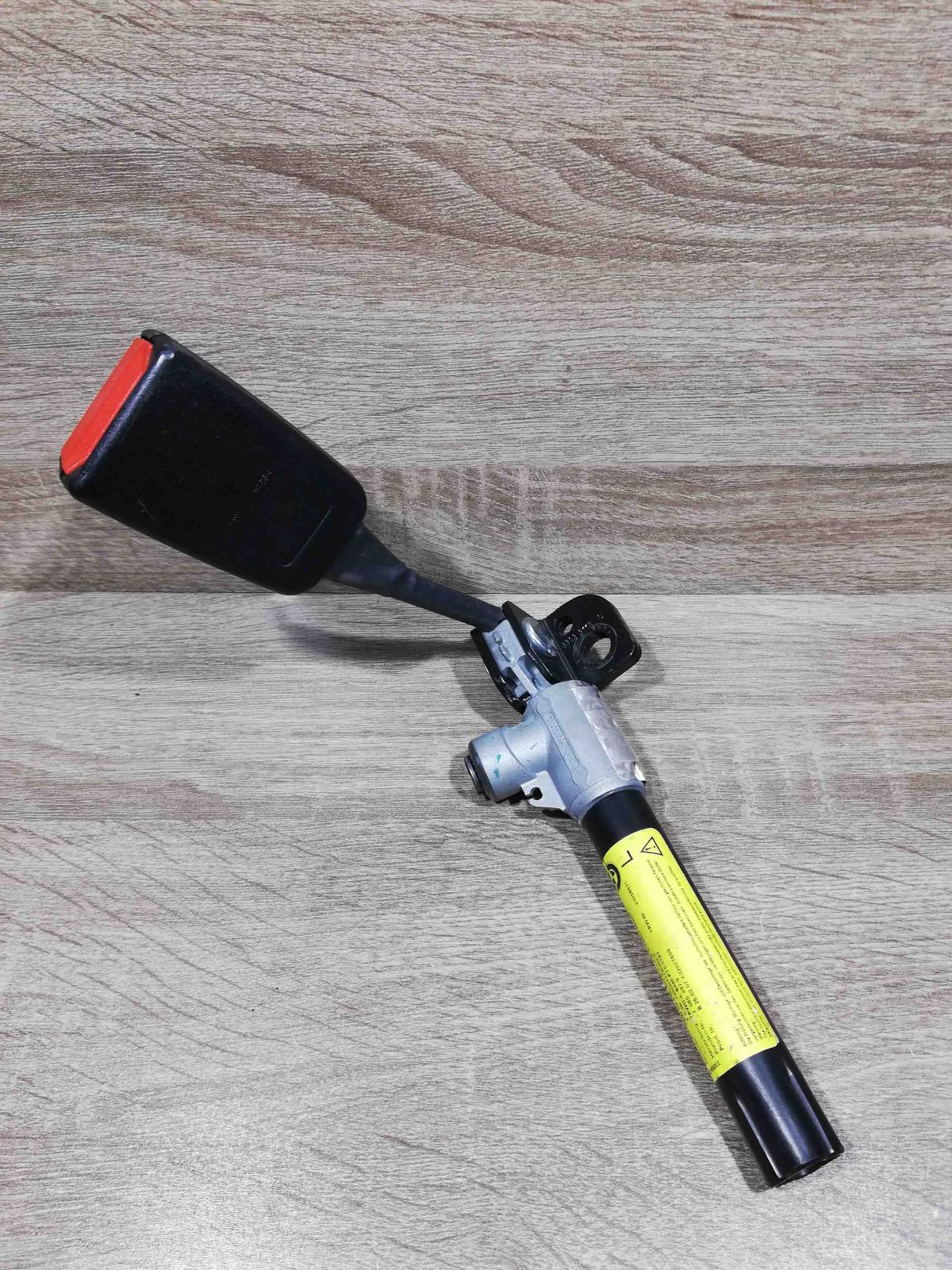 33033109 8 33058631  Middle seatbelt buckle (rear) BMW 5 E60 E61