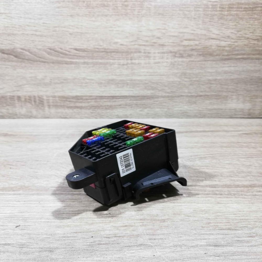 2060572043 206 0572043  Fuse module Audi A4 S4 B5 8D