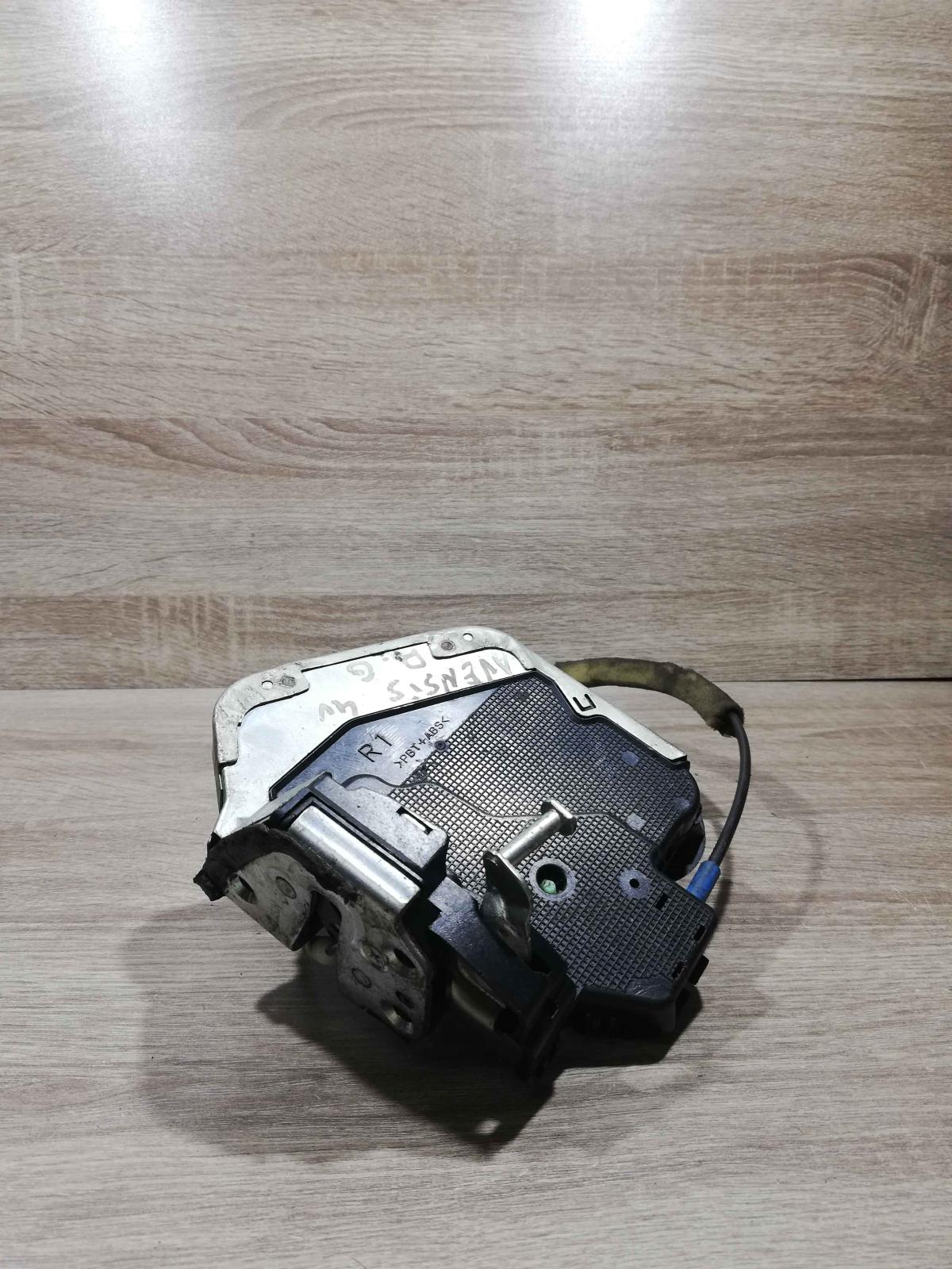 6f0304 y4 Avensis Front door lock Toyota Avensis T250