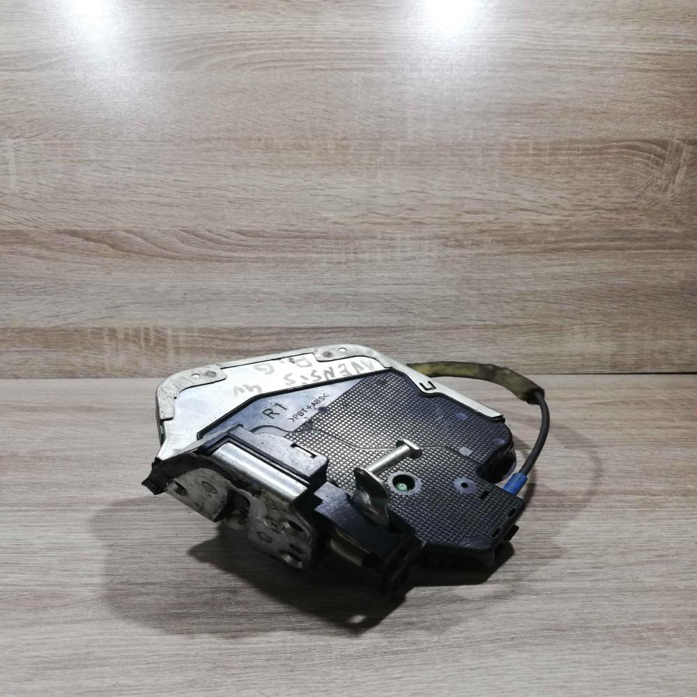 6f0304 y4 Avensis Front door lock Toyota Avensis T250