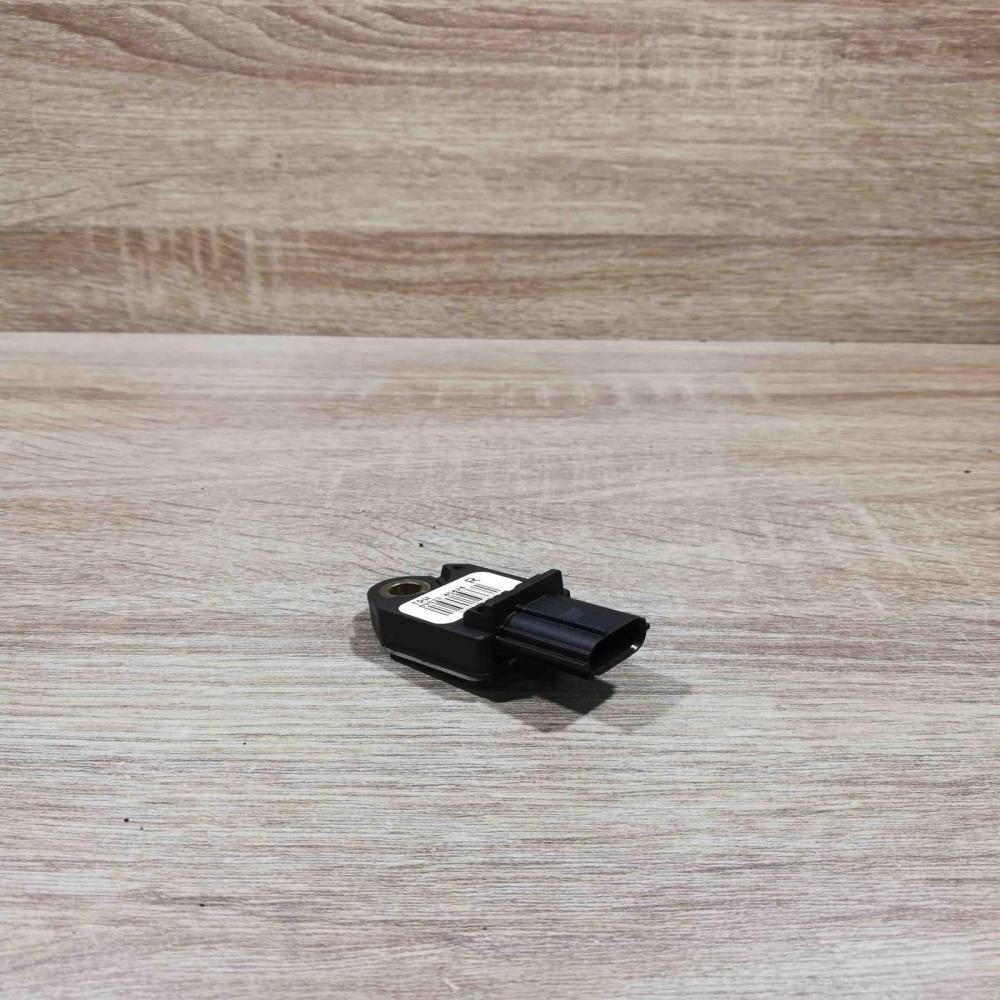 89833 05020   Airbag deployment crash/impact sensor Toyota Avensis T250