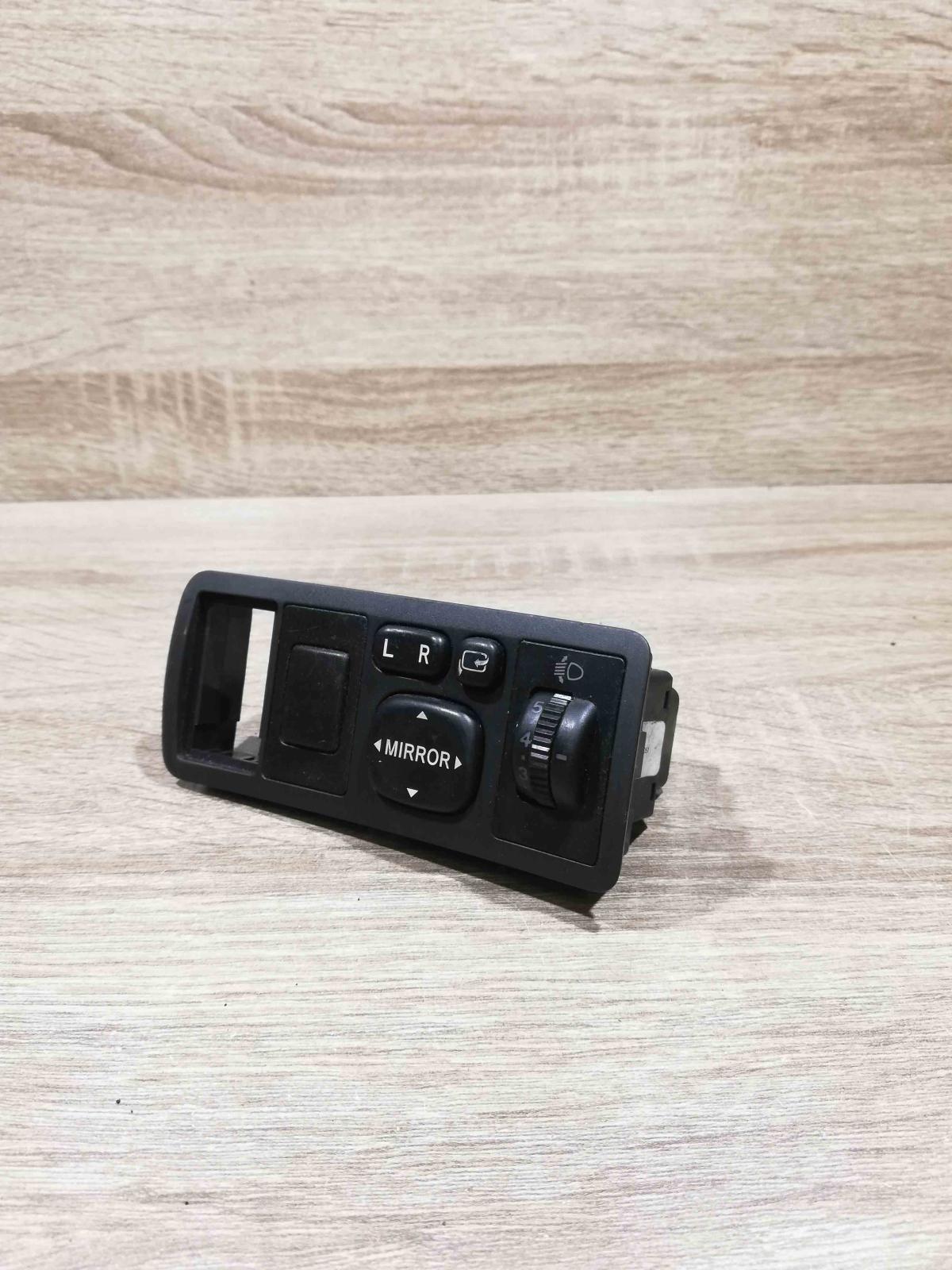 183575 777667  Wing mirror switch Toyota Avensis T250