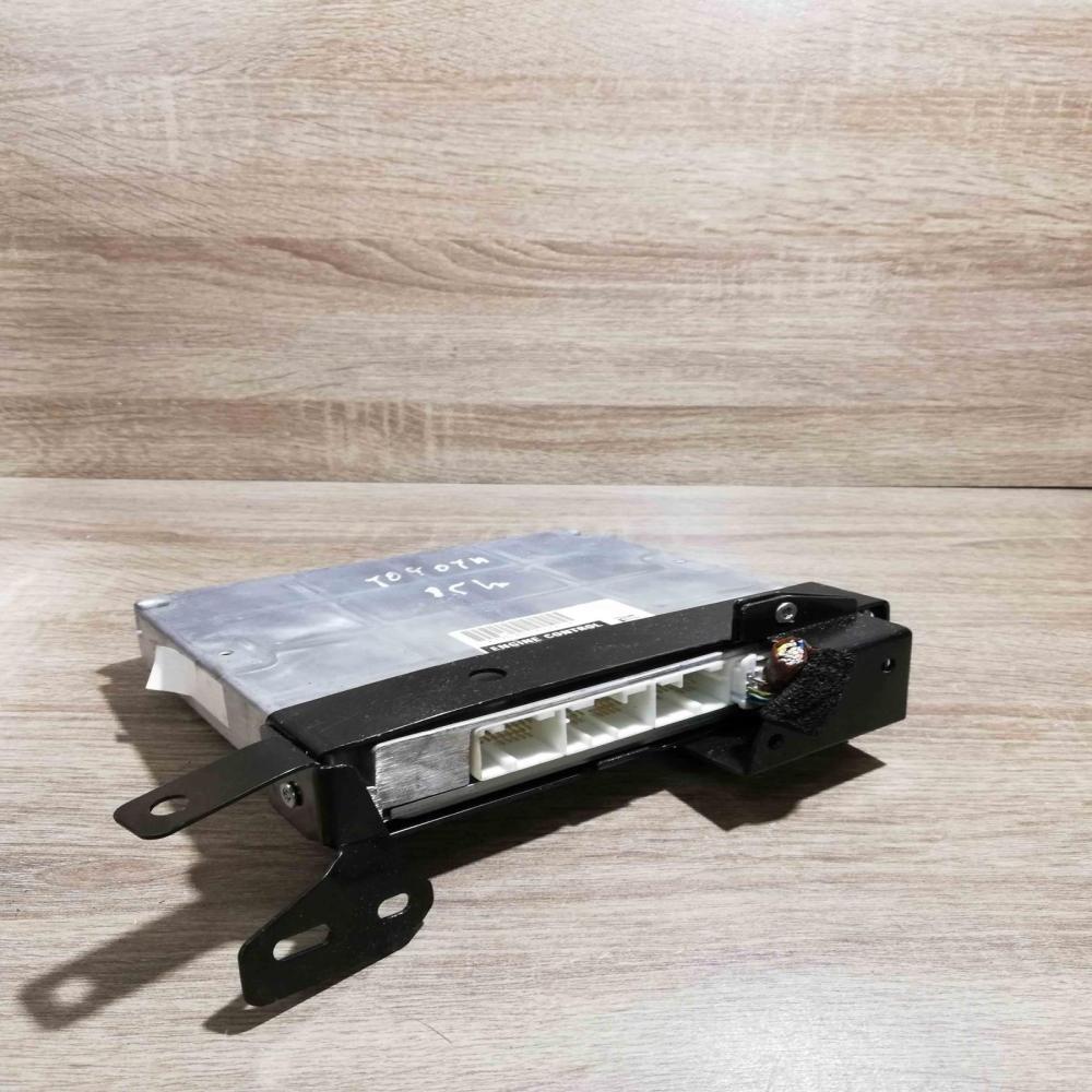 89661 05690   Engine control unit/module ECU Toyota Avensis T250