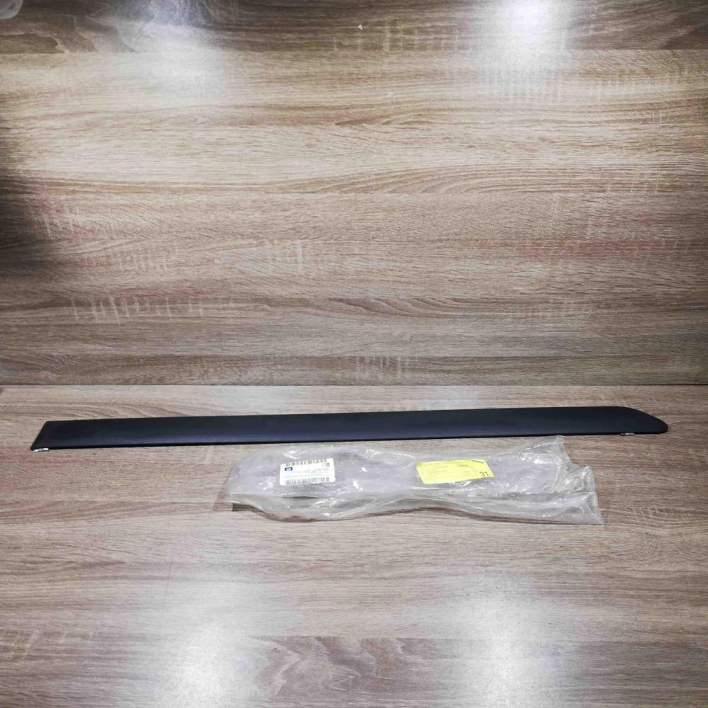 13187347 5172430  Front door trim (molding) Opel Zafira B