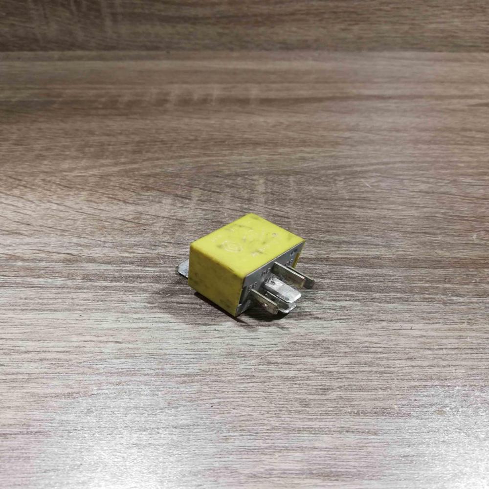 20241043  Yellow Other relay Renault Trafic II (X83)
