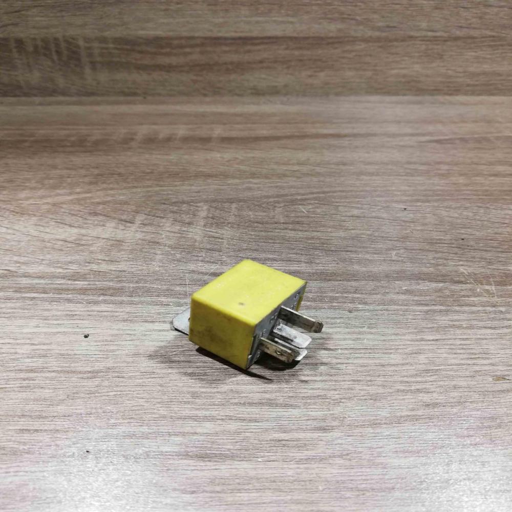 20241043  Yellow Other relay Renault Trafic II (X83)