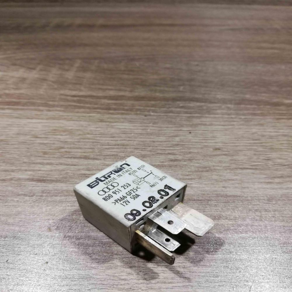 8d0951253 370 White Other relay Audi Q7 4L