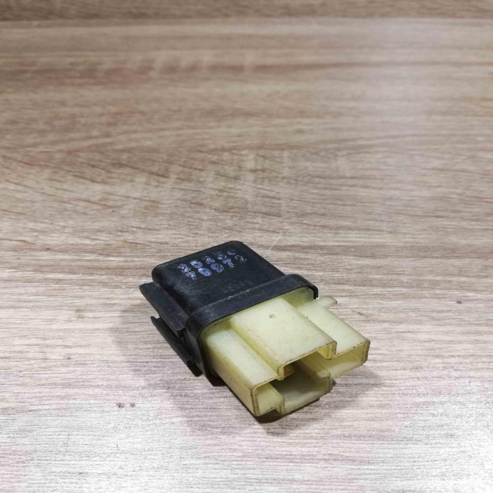 25230 79972   Glow plug pre-heat relay Nissan Terrano