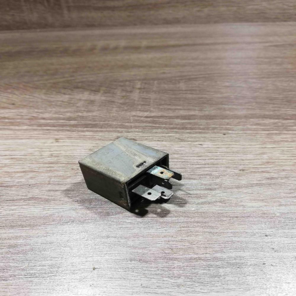 5b 76728   Other relay Volvo V70