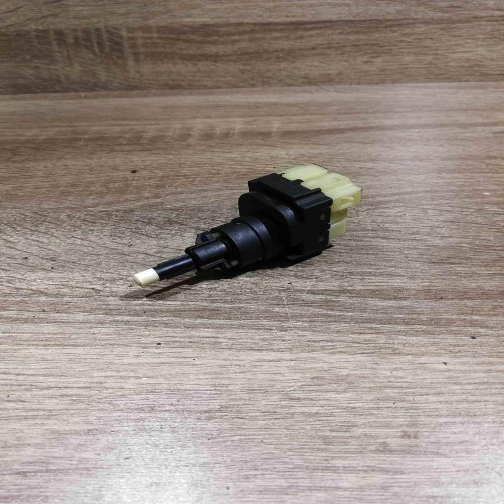 1k2945511   Brake pedal sensor switch Volkswagen PASSAT B5.5