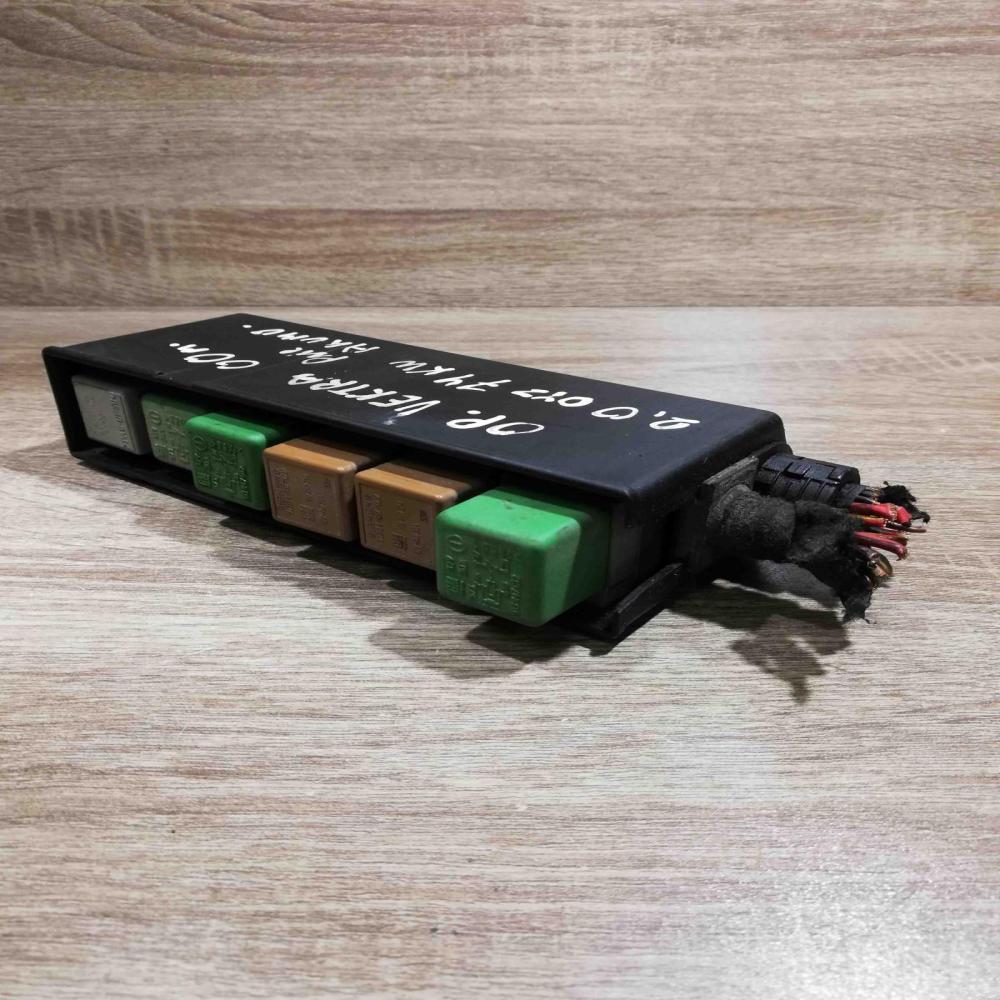 90504296   Fuse module Opel Vectra B