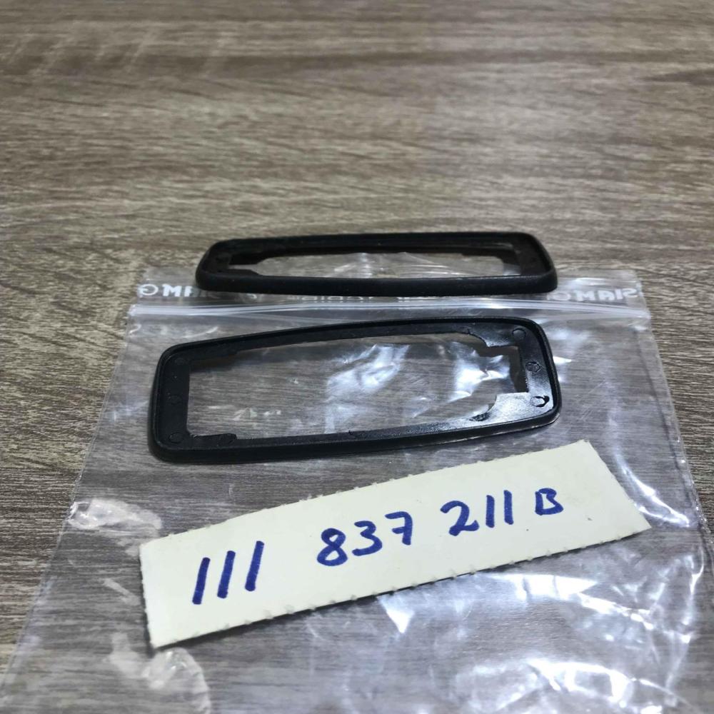 111837211b   Front door exterior handle/bracket Volkswagen Beetle 1302