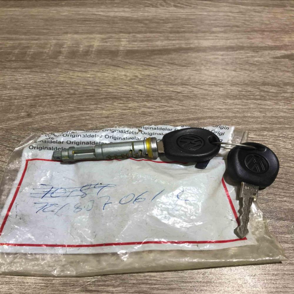 701807061c   Ignition key/card Volkswagen Golf II