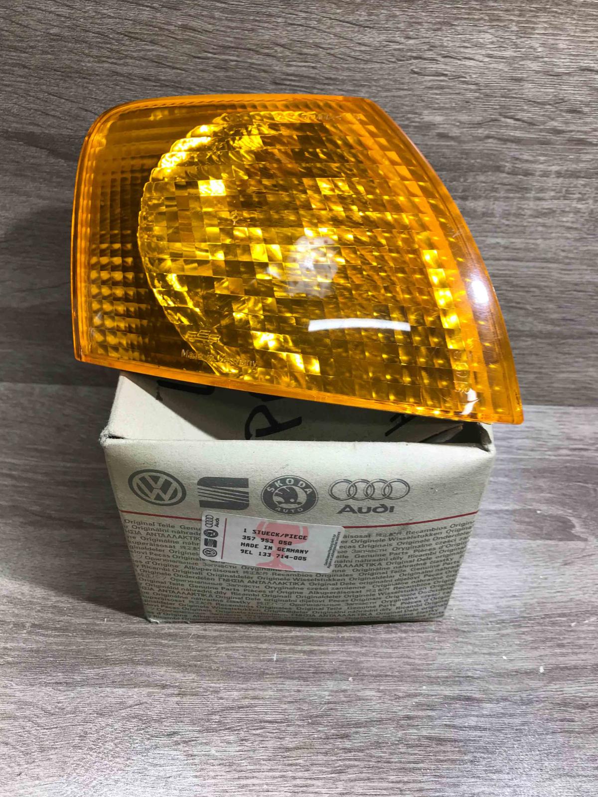 357953050   Front fender indicator light Volkswagen PASSAT B4