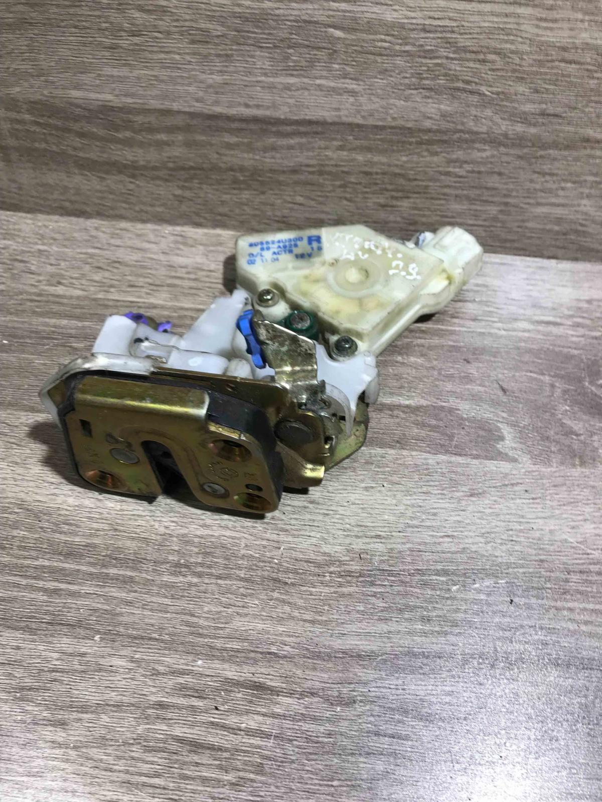 805524u300 89 a925 X trail Rear door lock Nissan X-Trail T30
