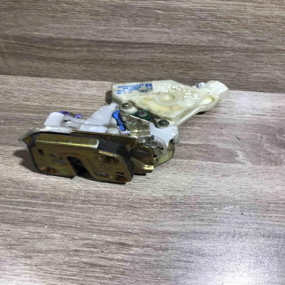 805524u300 89 a925 X trail Rear door lock Nissan X-Trail T30