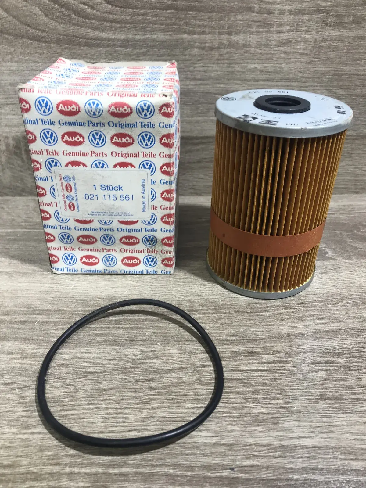021115561   Oil filler cap Volkswagen PASSAT B4