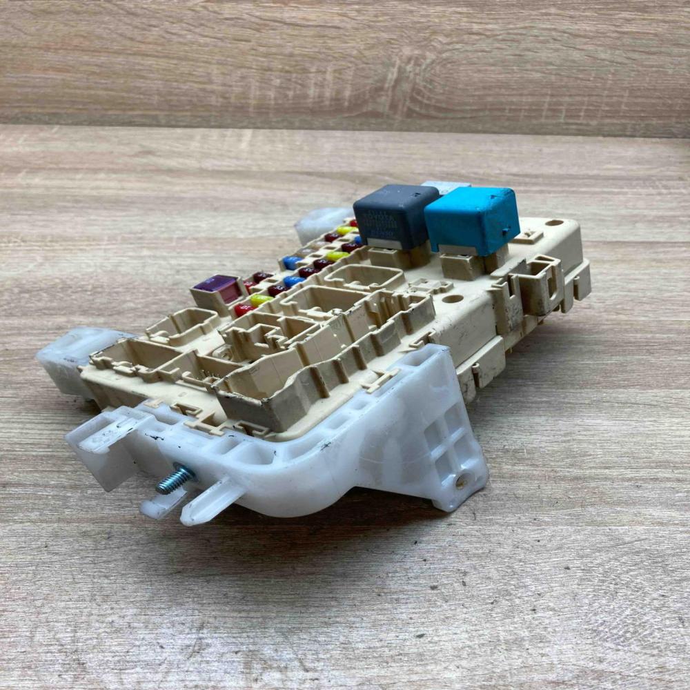 89221 0F010   Fuse module Toyota Corolla Verso AR10
