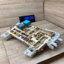89221 0F010   Fuse module Toyota Corolla Verso AR10