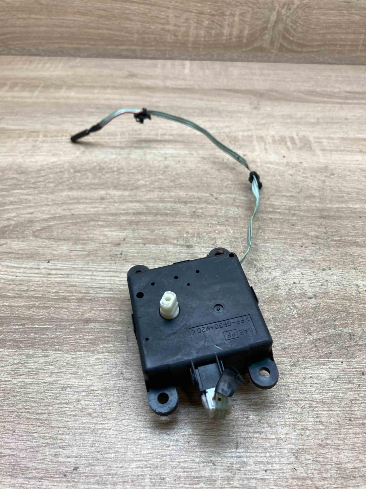 3J01030850 070328B  Air flap motor/actuator Nissan Qashqai