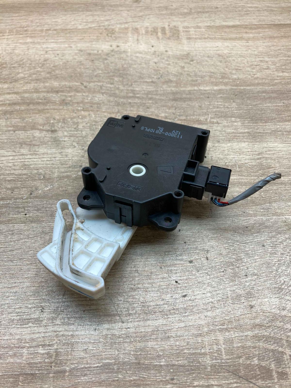 113800 2810   Air flap motor/actuator Toyota Avensis T270