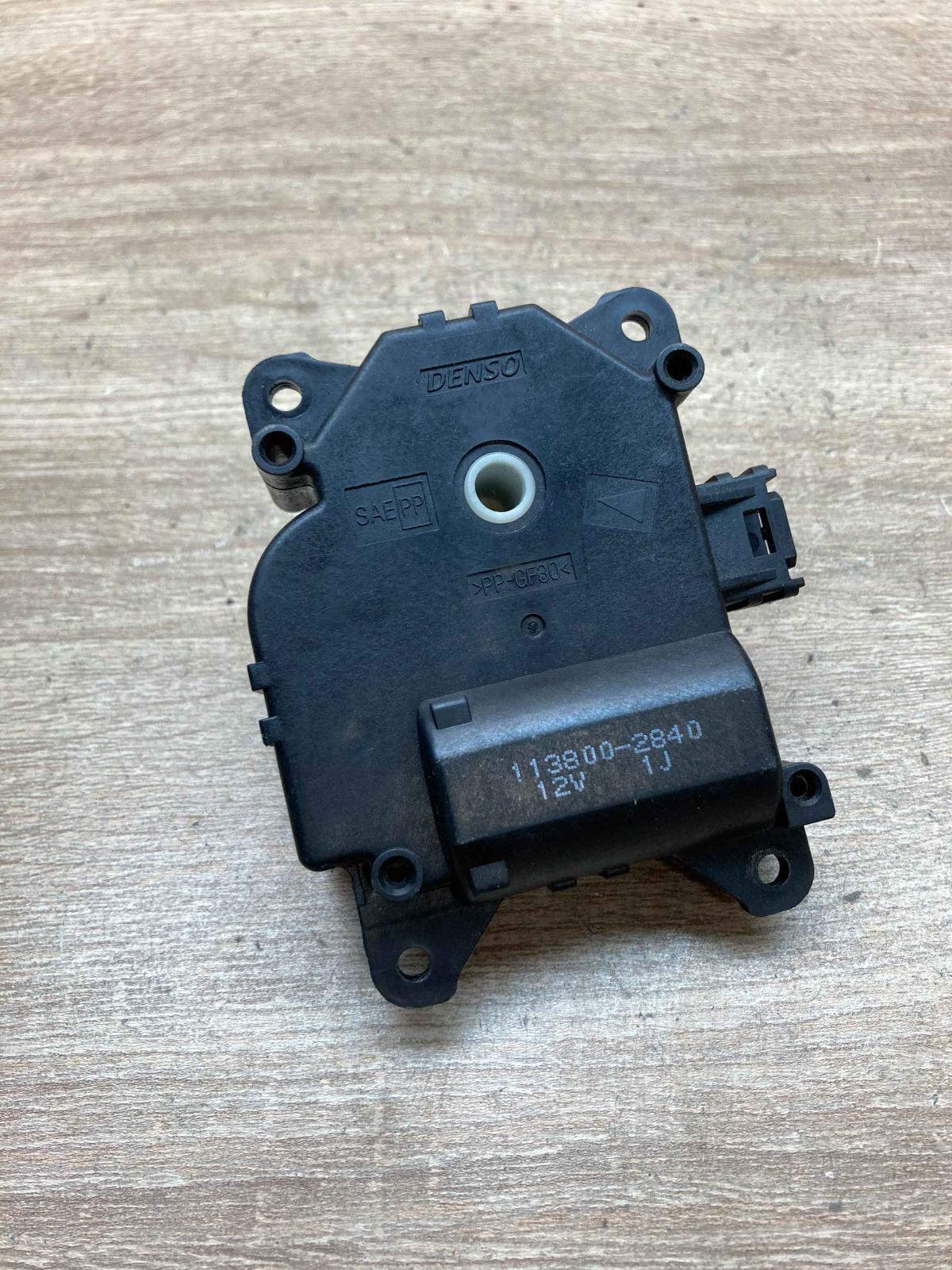 113800 2840   Air flap motor/actuator Toyota Auris 150