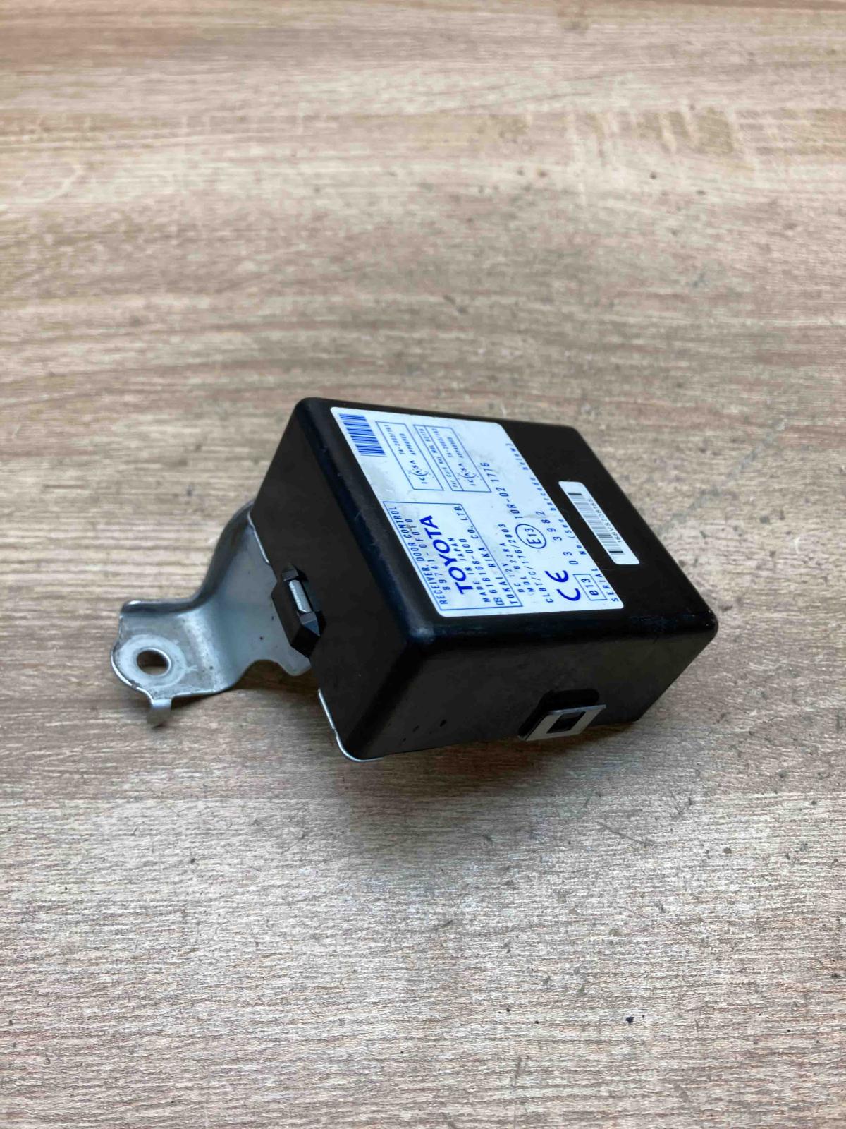 89741 0F010 61B168 000  Door control unit/module Toyota Corolla Verso AR10