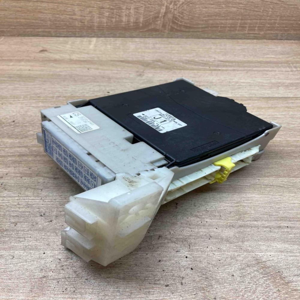 89221 47110 5011 2324 J1 Central body control module Toyota Prius (XW30)