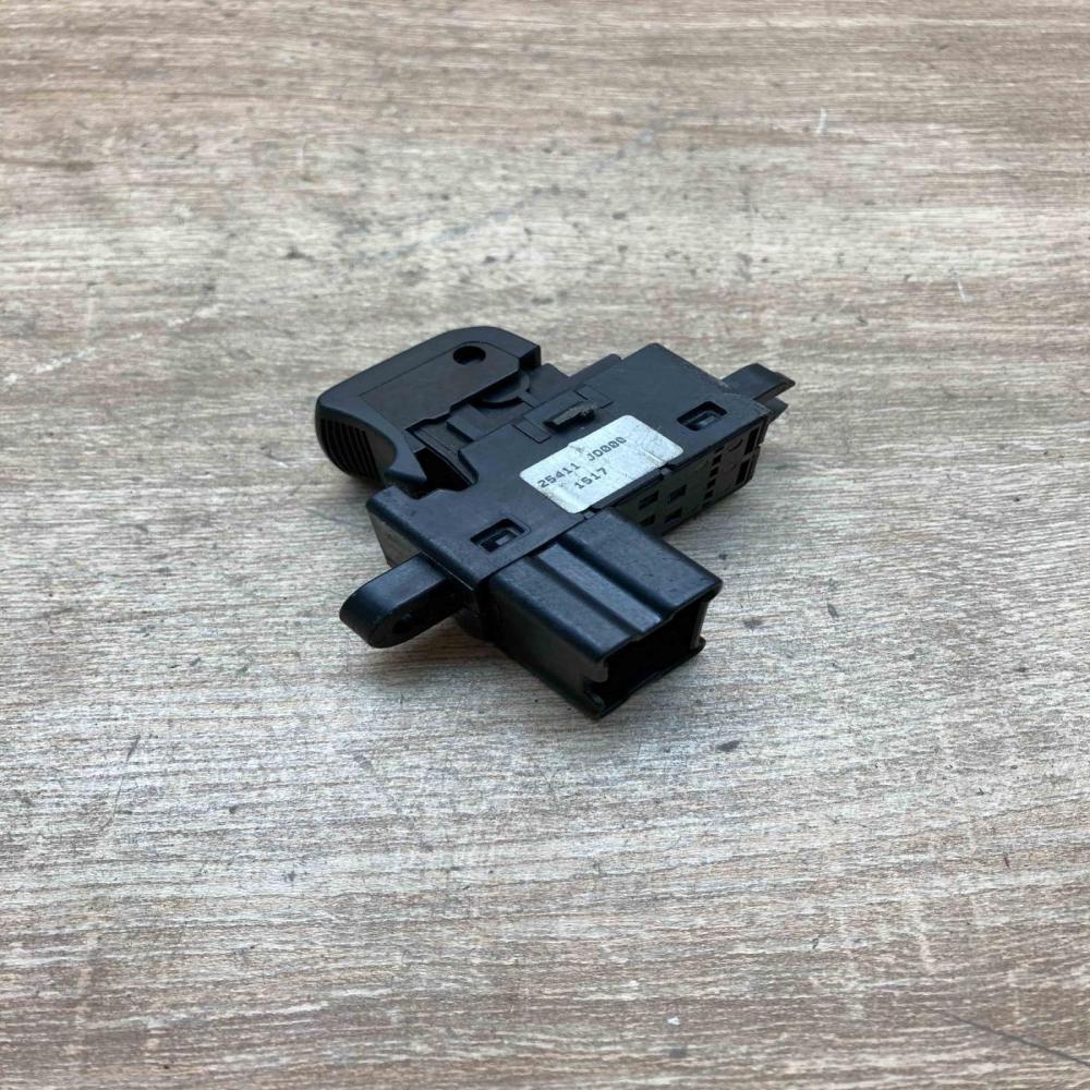 25411 JD000   Electric window control switch Nissan Qashqai