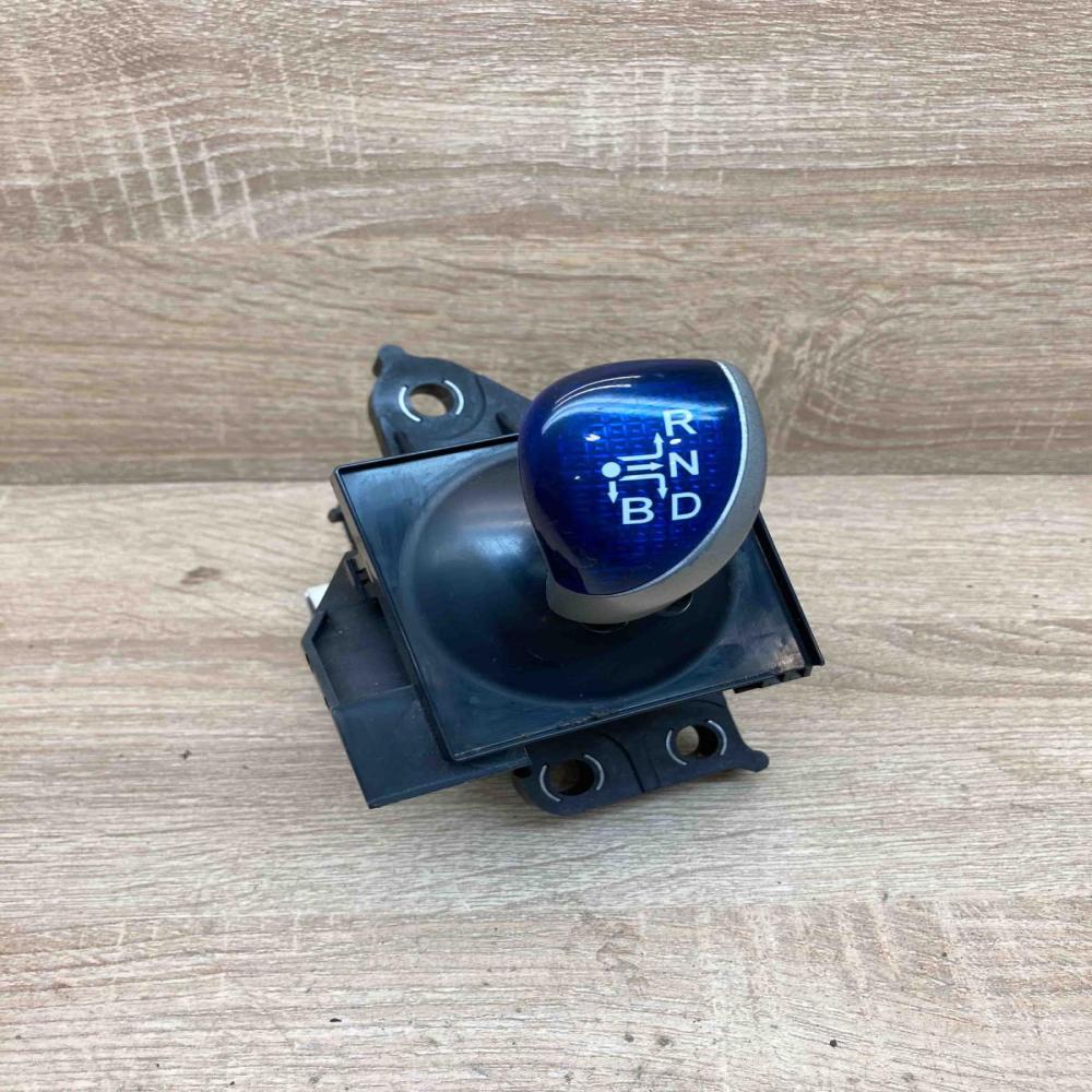 75C582  RHD Gear shifter/selector Toyota Auris E180