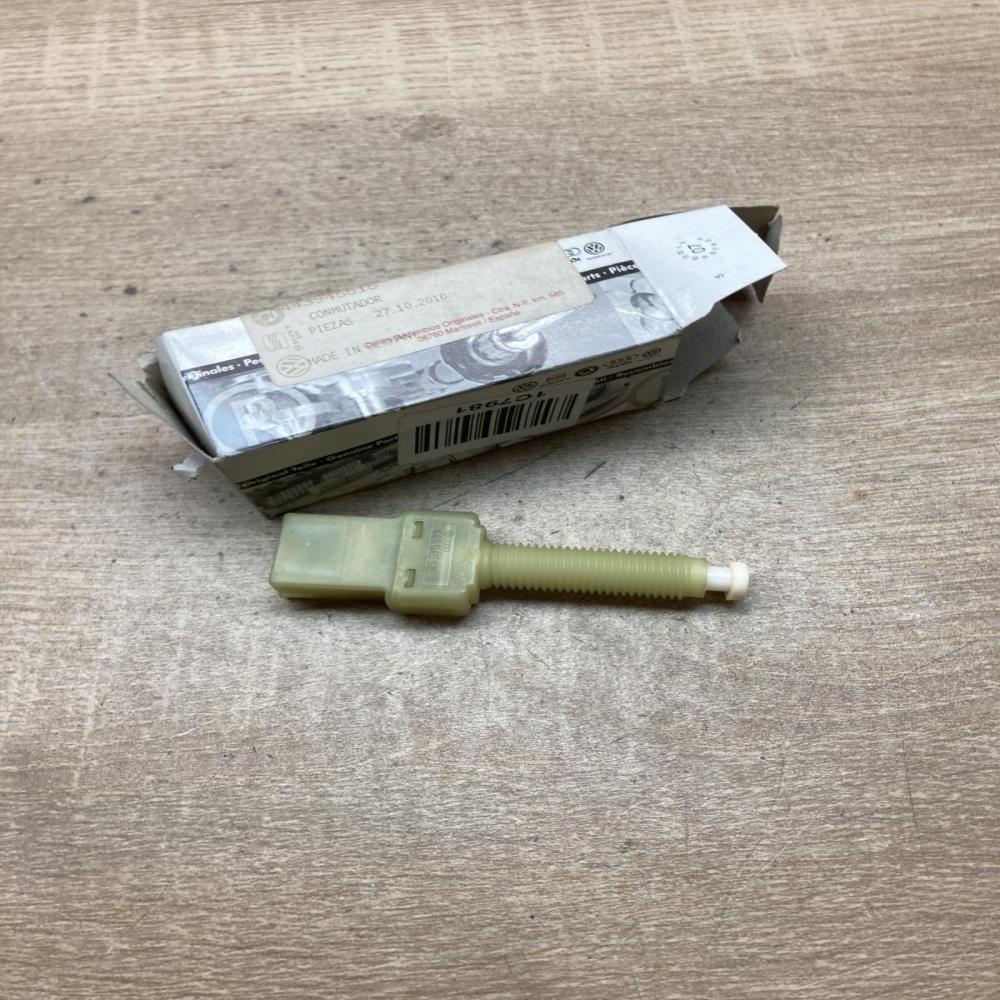 443945515   Brake pedal sensor switch Audi A4 S4 B5 8D