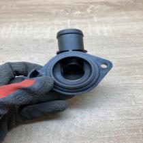 032121121G   Thermostat housing Volkswagen Polo IV 9N3