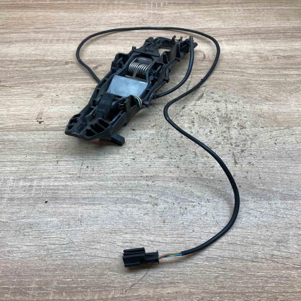 2117600134   Front door exterior handle/bracket Mercedes-Benz E W211