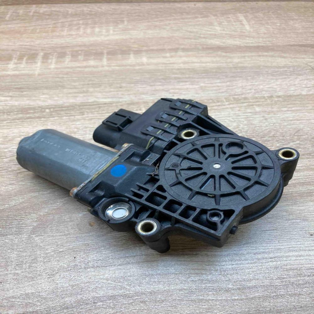 0130821774 0302000256  Front door window regulator motor Audi A6 S6 C5 4B