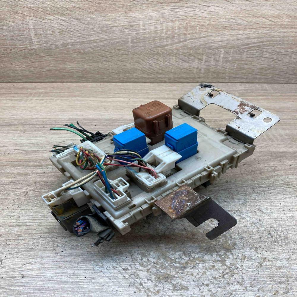 24350 4U100 1031002  Fuse module Nissan Almera Tino