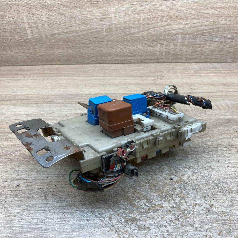 24350 4U100 0811002  Fuse module Nissan Almera Tino