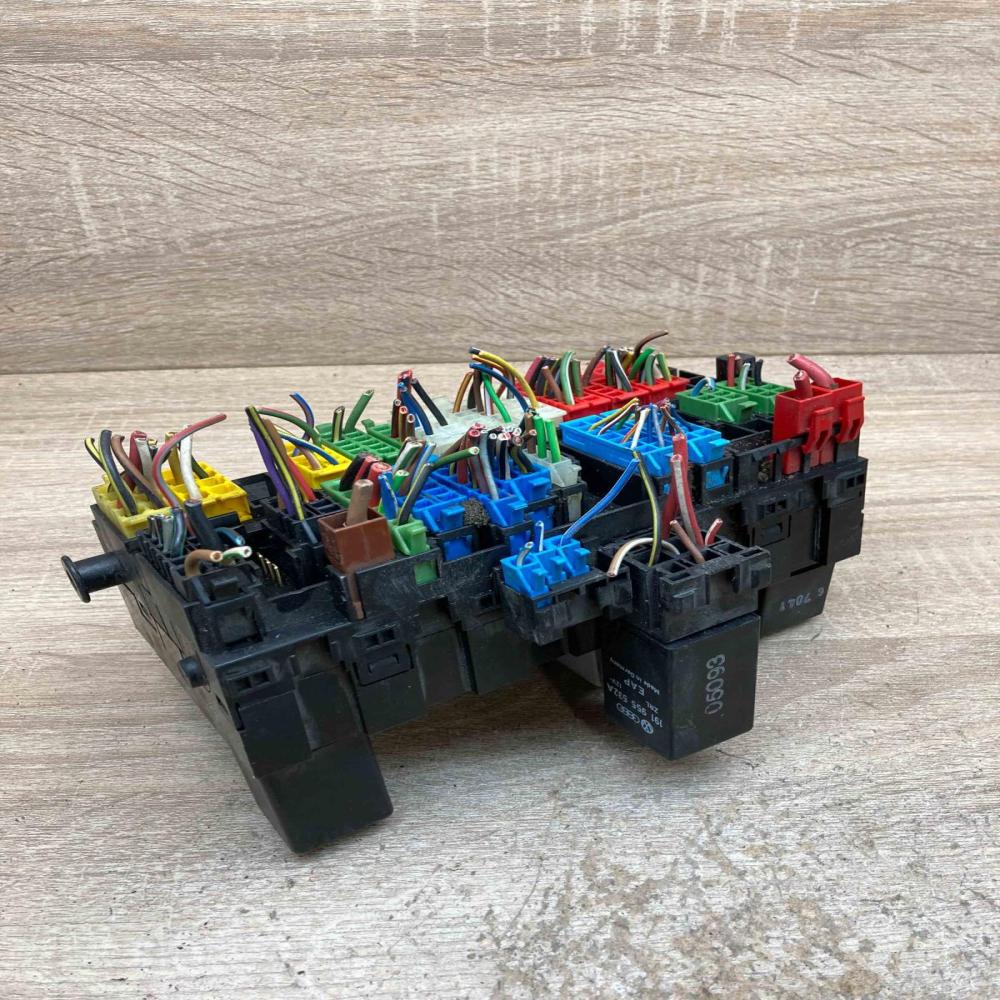 357937039   Fuse module Volkswagen Transporter - Caravelle T4