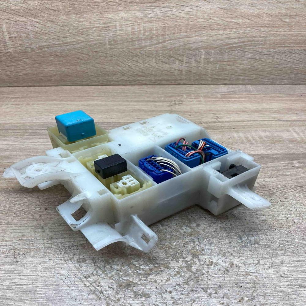 7019 TA1 6058 PP PE  Fuse module Toyota Corolla E120 E130