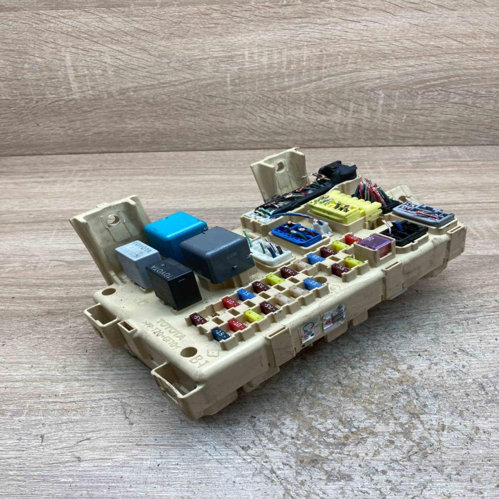 82641 CA030 F 1340572157  Fuse module Toyota Avensis T250